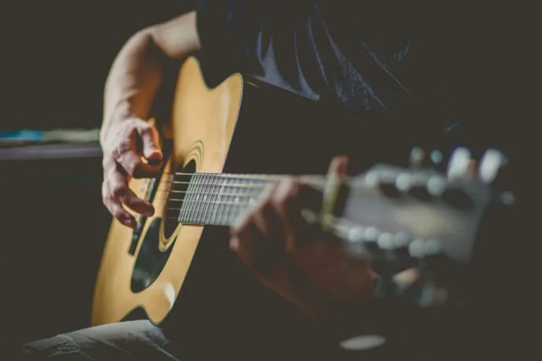 Jaka gitara na początek? Gitara akustyczna czy elektryczna?